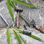 Pandoo Bambusový holicí strojek se stojanem a 10 ks žiletek tenká rukojeť