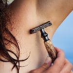 Pandoo Bambusový holicí strojek se stojanem a 10 ks žiletek tenká rukojeť