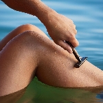 Pandoo Bambusový holicí strojek se stojanem a 10 ks žiletek tenká rukojeť