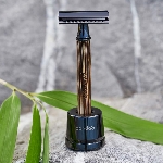 Pandoo Bambusový holicí strojek se stojanem a 10 ks žiletek tenká rukojeť