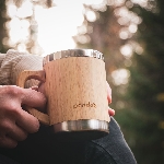 Pandoo Dvoustěnný nerezový hrnek na kávu a čaj s bambusovým povrchem 280 ml