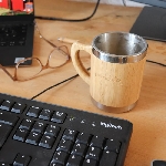 Pandoo Dvoustěnný nerezový hrnek na kávu a čaj s bambusovým povrchem 280 ml