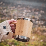 Pandoo Dvoustěnný nerezový hrnek na kávu a čaj s bambusovým povrchem 280 ml