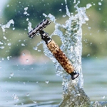 Pandoo Bambusový holicí strojek se stojanem a 10 ks žiletek široká rukojeť