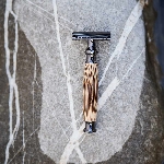 Pandoo Bambusový holicí strojek se stojanem a 10 ks žiletek široká rukojeť