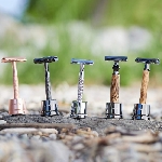 Pandoo Bambusový holicí strojek se stojanem a 10 ks žiletek široká rukojeť