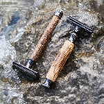 Pandoo Bambusový holicí strojek se stojanem a 10 ks žiletek široká rukojeť