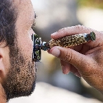 Pandoo Bambusový holicí strojek se stojanem a 10 ks žiletek široká rukojeť