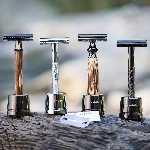 Pandoo Bambusový holicí strojek se stojanem a 10 ks žiletek široká rukojeť