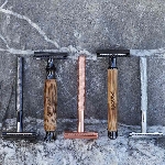 Pandoo Bambusový holicí strojek se stojanem a 10 ks žiletek široká rukojeť