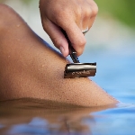 Pandoo Kovový holicí strojek se stojanem a 10 ks žiletek lávově červený