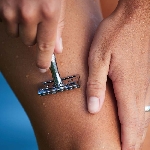 Pandoo Kovový holicí strojek se stojanem a 10 ks žiletek lávově červený