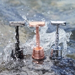 Pandoo Kovový holicí strojek se stojanem a 10 ks žiletek lávově červený