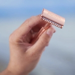 Pandoo Kovový holicí strojek bez stojanu a 10 ks žiletek růžově zlatý