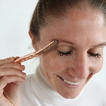 Pandoo Kovový holicí strojek na obočí a 4 ks žiletek růžově zlatý