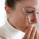 Pandoo Kovový holicí strojek na obočí a 4 ks žiletek růžově zlatý