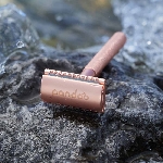 Pandoo Kovový holicí strojek se stojanem a 10 ks žiletek růžově zlatý