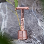 Pandoo Kovový holicí strojek se stojanem a 10 ks žiletek růžově zlatý