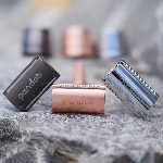 Pandoo Kovový holicí strojek se stojanem a 10 ks žiletek růžově zlatý