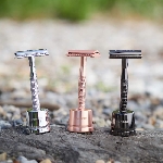 Pandoo Kovový holicí strojek se stojanem a 10 ks žiletek růžově zlatý