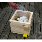 Přídavné okénko k velkému dřevěnému čmelínu