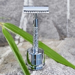 Pandoo Kovový holicí strojek se stojanem a 10 ks žiletek stříbrný