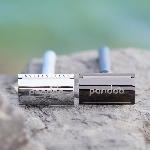 Pandoo Kovový holicí strojek se stojanem a 10 ks žiletek stříbrný