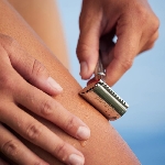 Pandoo Kovový holicí strojek se stojanem a 10 ks žiletek stříbrný